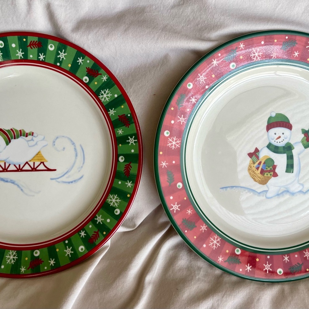 Longaberger Red and Green Holiday Snack Plates and Coffee Mugs Set - Picture 4 of 7
